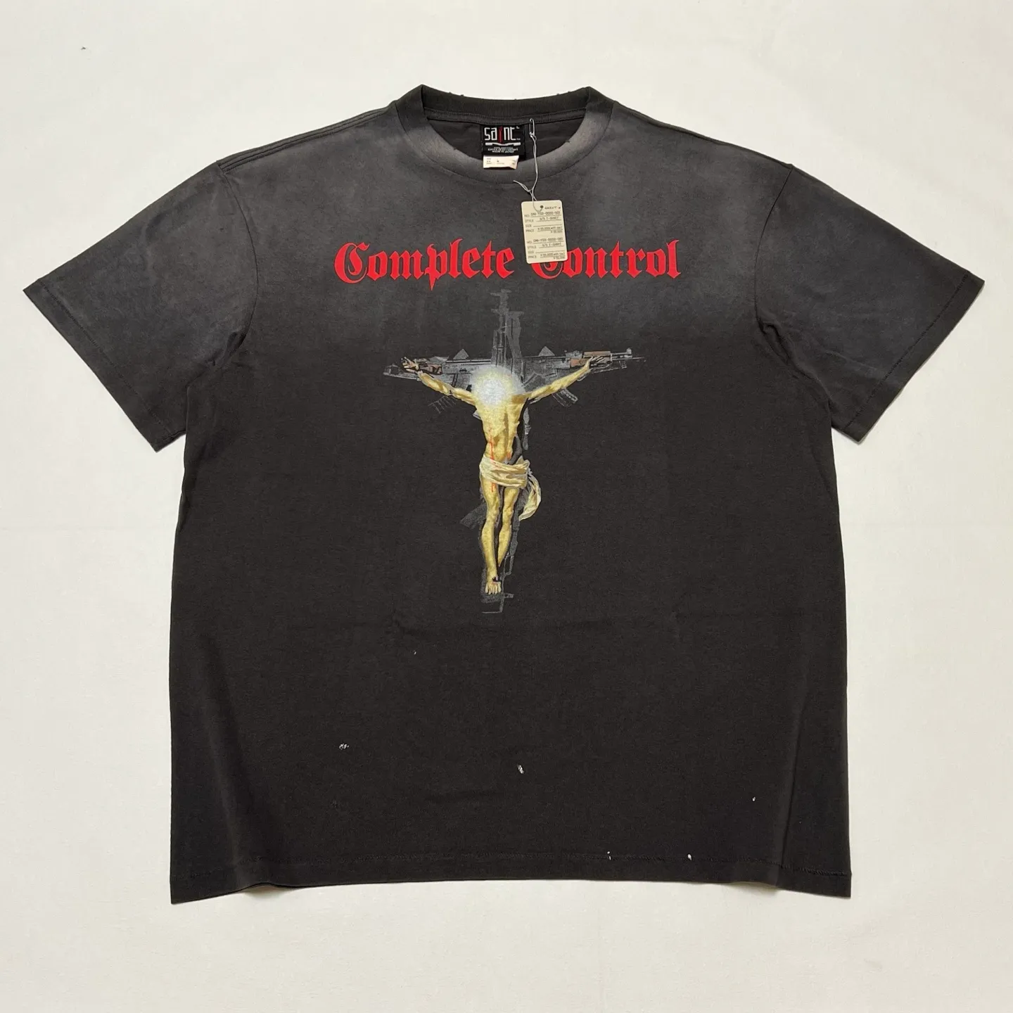 SAINT Mxxxxxx × Kosuke Kawamura KK_SS TEE/COMPLETE CONTRL/BLK KK joint model Jesus AK submachine gun cross printed TEE Washed black S-XL KK joint model's creative Jesus cross has never disappointed. Faded and washed with sulfur dye to make it distressed. Hole treatment. Printing is repeatedly revised and sketched. Extremely restored ZP. Cylindrical side seam high weight fabric. Stiff and comfortable. Correct accessories. Customized co-branded wash mark/little angel mark, top purchasing agent level